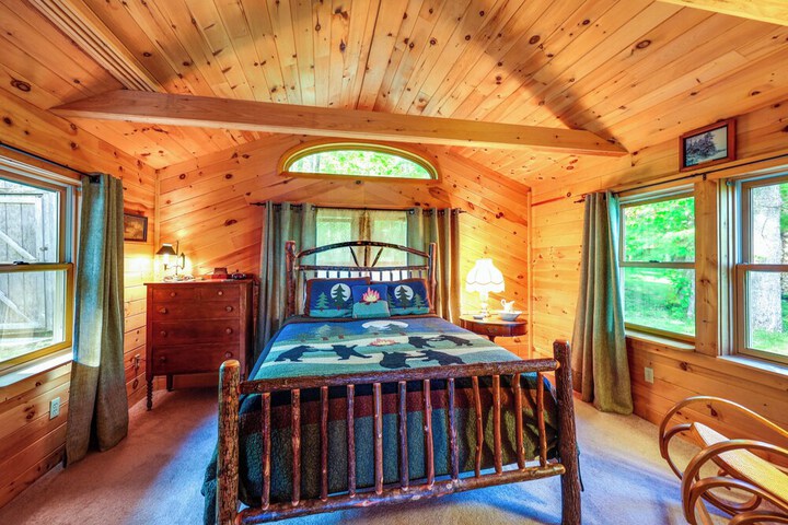 Waterfront Maine Vacation Rental w / Private Dock