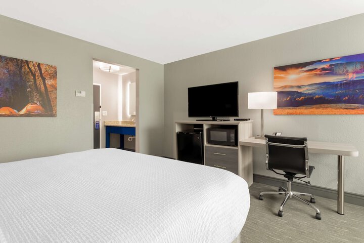 Best Western Plus Cleveland Inn & Suites