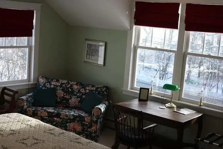 THE TRUMBULL HOUSE BED AND BREAKFAST