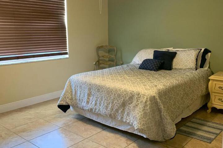 Tranquil Waterfront 2bd1ba Apt in North Palm Beach
