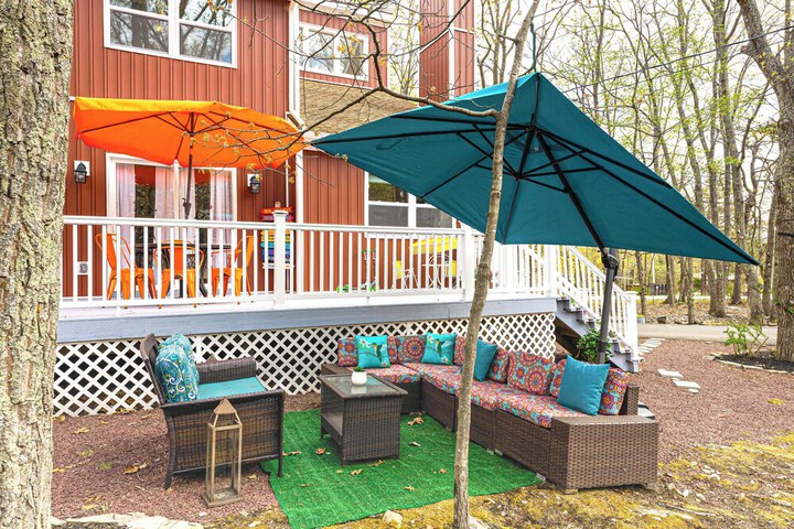 Deck Fire Pit & Pool Access at Poconos Retreat!