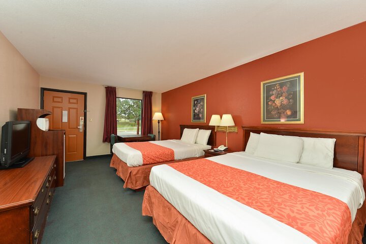 Room 13 of 18