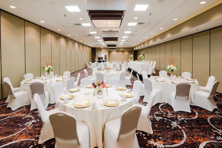 Ballroom/Hall 67 of 72