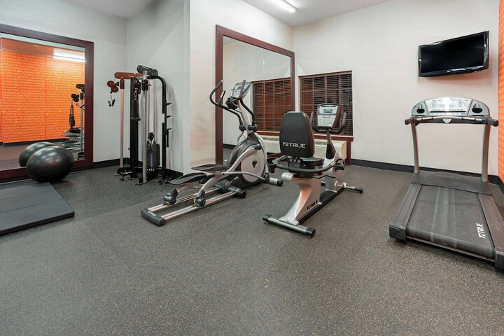 La Quinta Inn & Suites by Wyndham Houston Bush Intl Airpt E