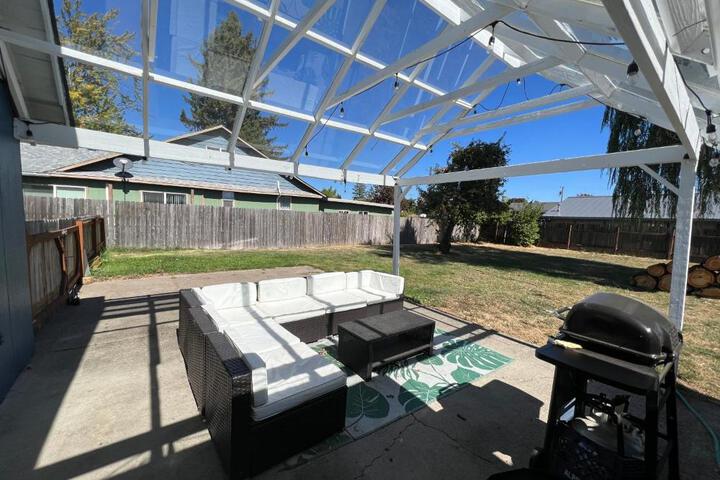 Main St. New with AC Monthly stays Charming Cottage KING BED