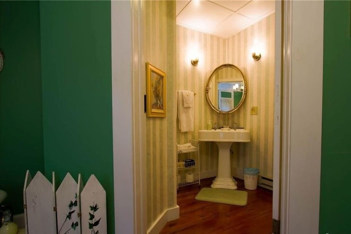 Room 8 of 18
