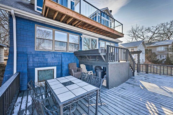 Lakefront Home w / Gorgeous Sunsets Kayaks, & Pier