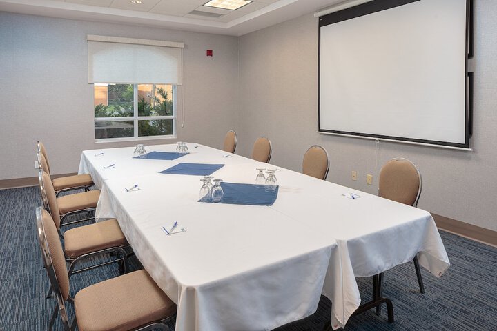 Holiday Inn Express & Suites Belleville by IHG