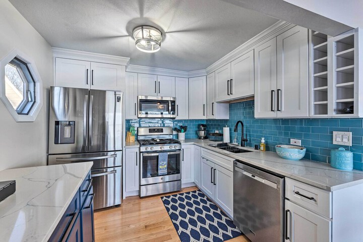 Lakefront Home w / Gorgeous Sunsets Kayaks, & Pier