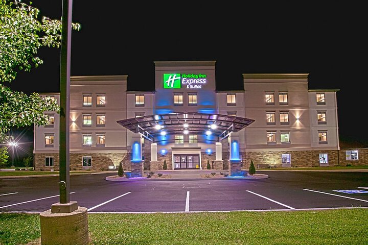 Holiday Inn Express & Suites Evansville North by IHG
