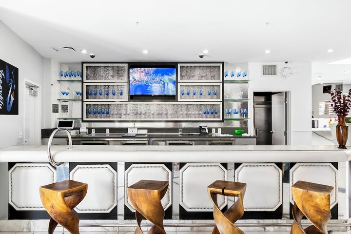 Lounge 80 of 104