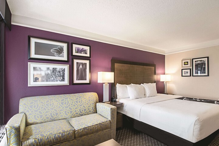 La Quinta Inn & Suites by Wyndham Cincinnati Sharonville