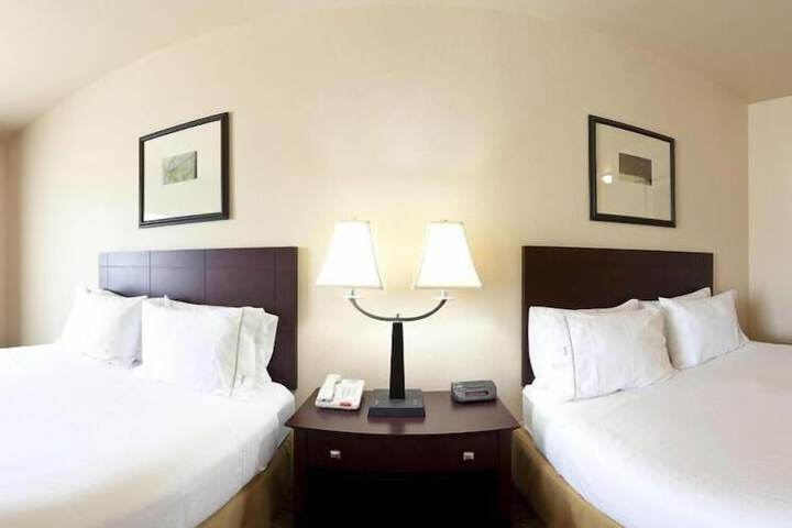 Holiday Inn Express & Suites Marshall by IHG