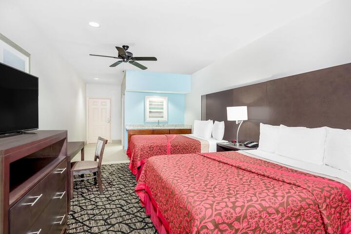 Days Inn & Suites by Wyndham Madisonville