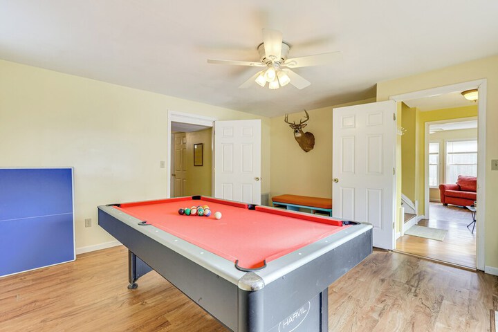 Family Home w / Game Room & Decks in Etlan!