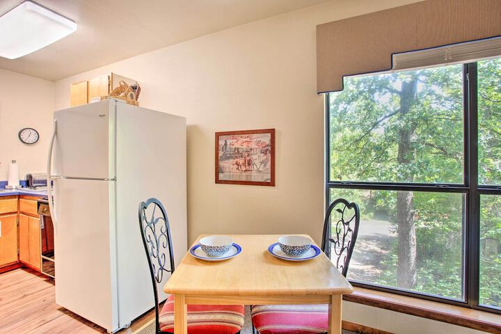Bright Davis Escape w / Screened-in Porch!