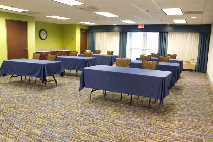 Holiday Inn Express & Suites Vadnais Heights by IHG