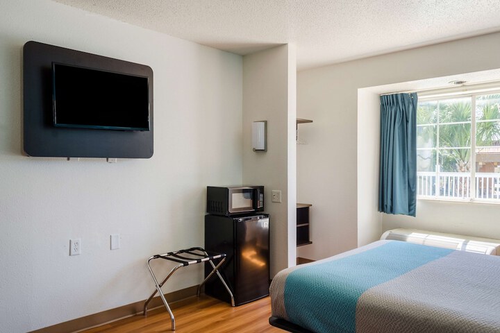 Room 16 of 34