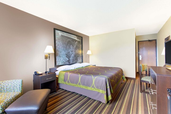 Super 8 by Wyndham Weston WV