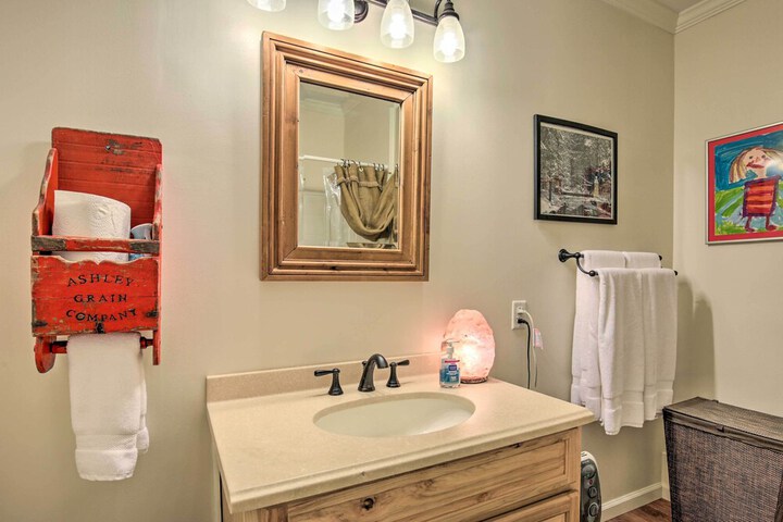 Cozy & Quiet Studio w / Porch Near Scenic Railway!