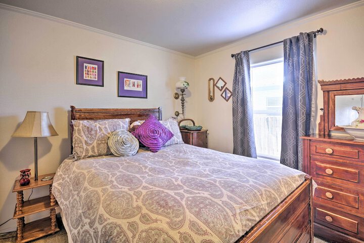 Peaceful Portales Escape w / Patio & Grill!