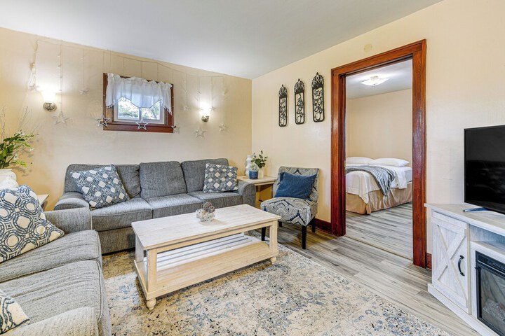 Apartment 1 Mi to Buffalo Botanical Gardens!