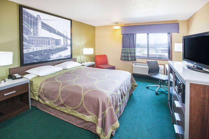 Room 16 of 28