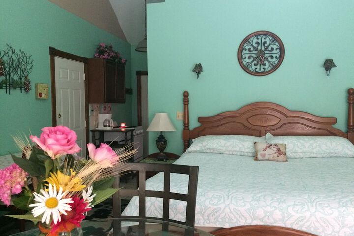 Spruce Hill Inn and Cottages