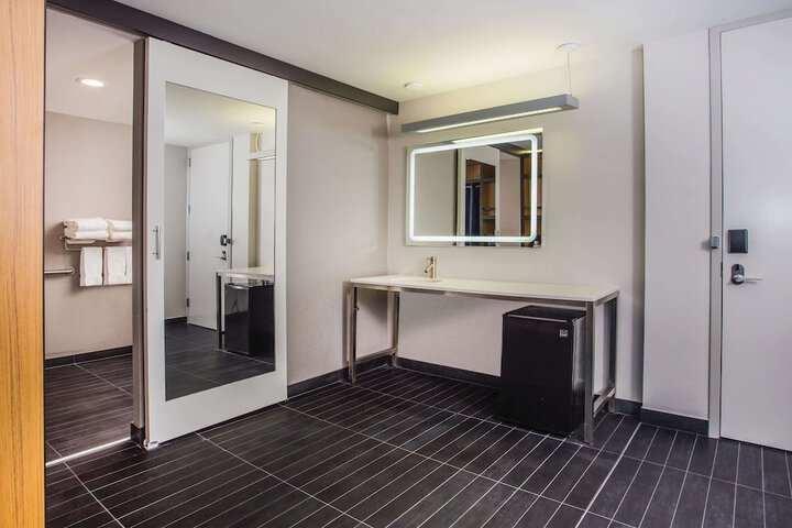 Room 15 of 32