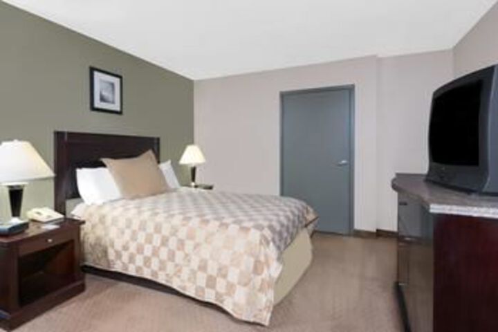 Super 8 by Wyndham Brook Park / Cleveland