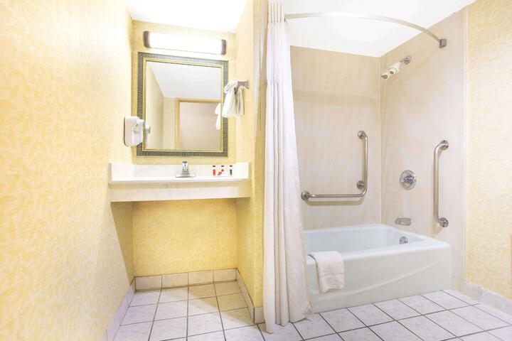 Days Inn by Wyndham College Park