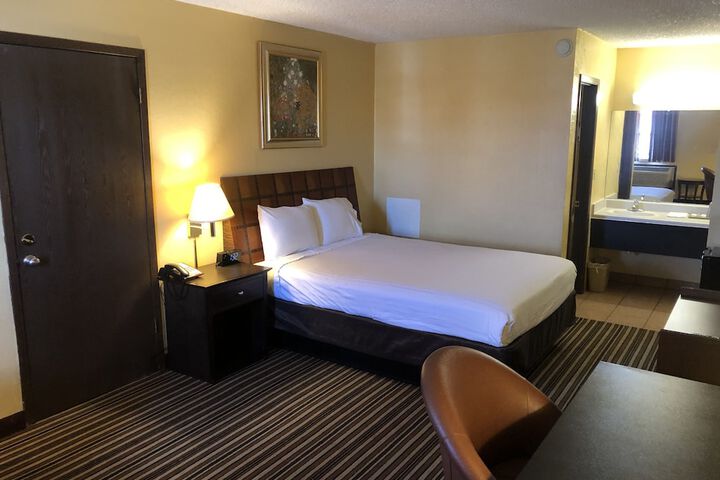 Room 10 of 33