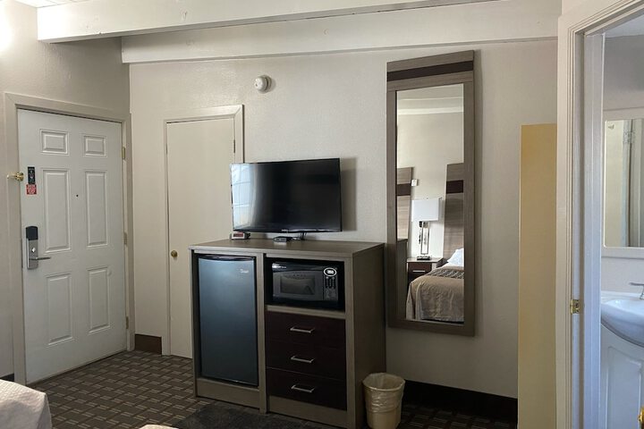 Room 33 of 76