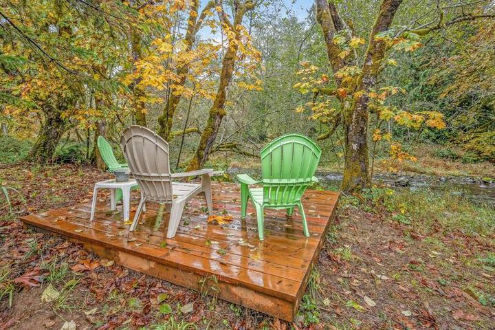 Bright Updated Waterfront Cottage Pets Welcome!