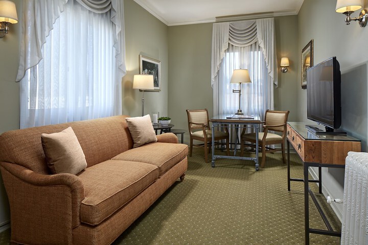 Room 33 of 60
