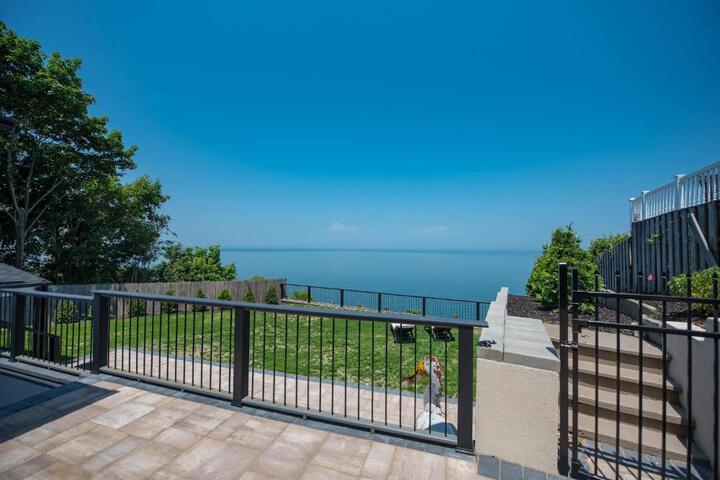 Coastal Retreat: Waterfront Deck, Awesome Views