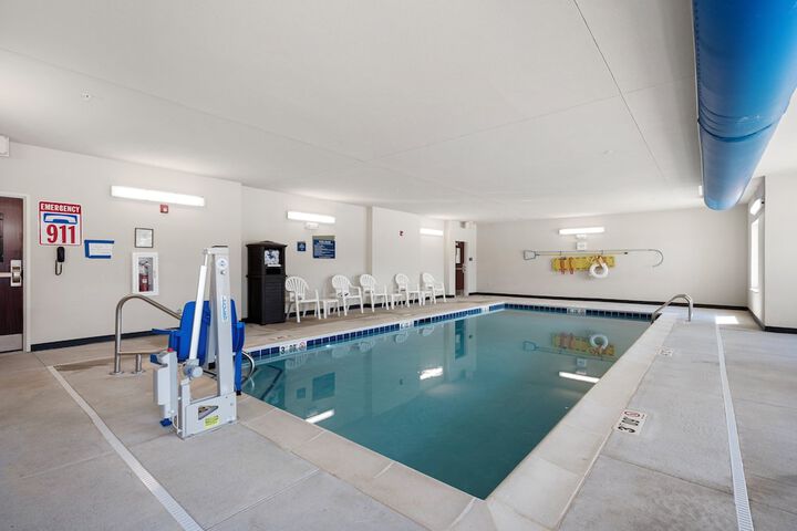 Cobblestone Hotel & Suites - Urbana
