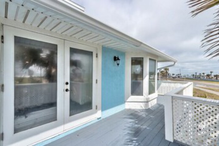 Sea Forever Upper Level 3 Bedrooms, Ocean Views, Sleeps 10