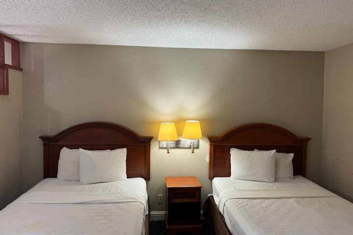 Room 8 of 11