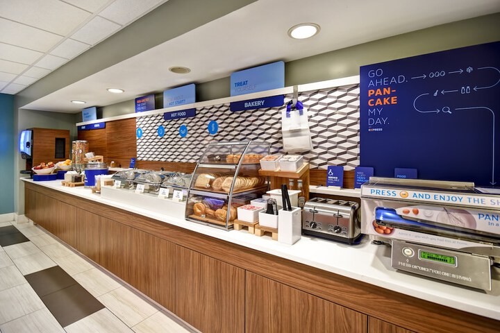 Holiday Inn Express Newport North - Middletown by IHG