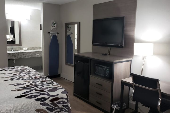 Room 6 of 16