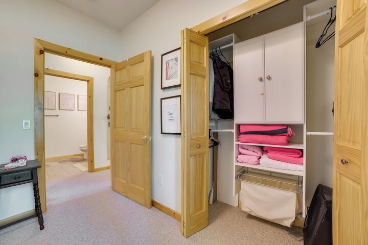 Modern Bellaire Condo: Pool Access Near Skiing!