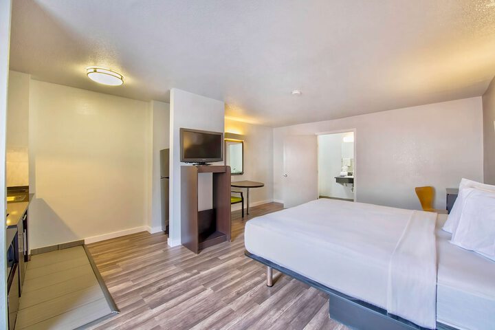 Room 15 of 28