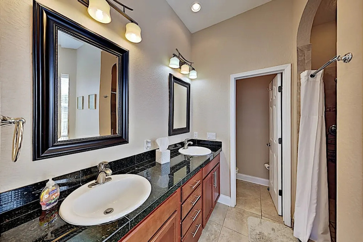 Immaculate Canal W / Pool Dock & Game Lounge 4 Bedroom Home