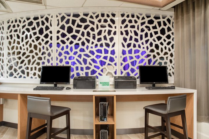 Holiday Inn & Suites Parsippany Fairfield by IHG