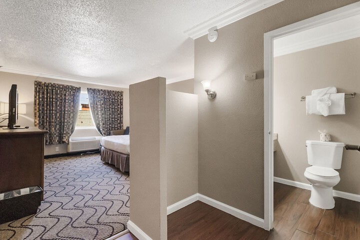 Room 9 of 34