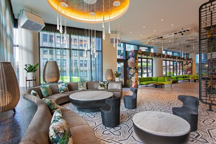 Lounge 107 of 131