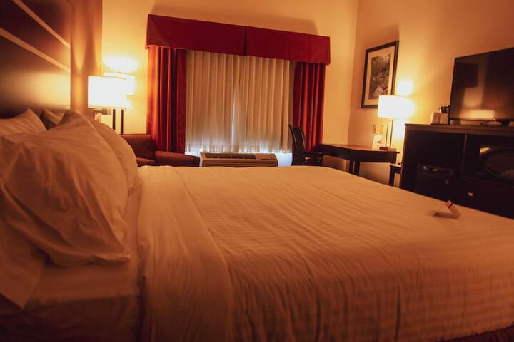 Holiday Inn Express & Suites Cumberland - La Vale by IHG
