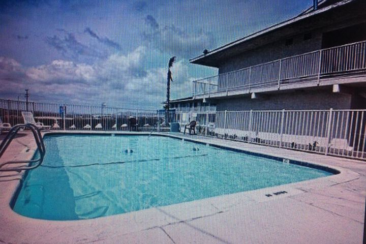 Hilltop Inn & Suites