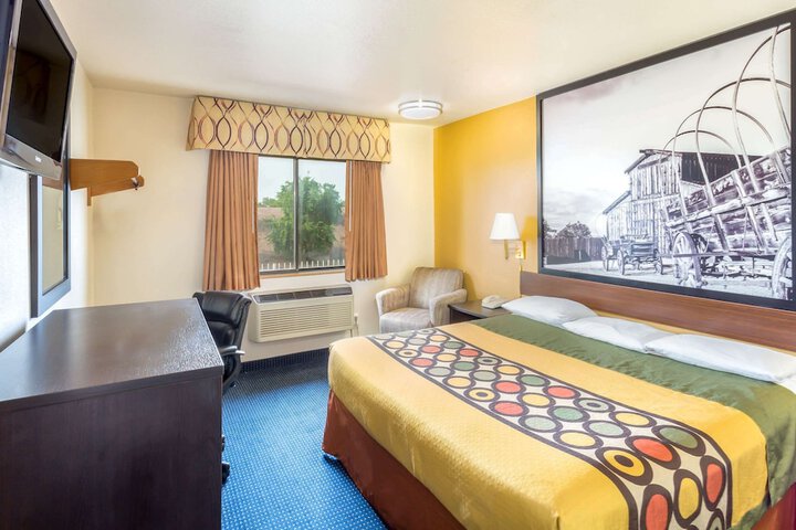 Room 6 of 16